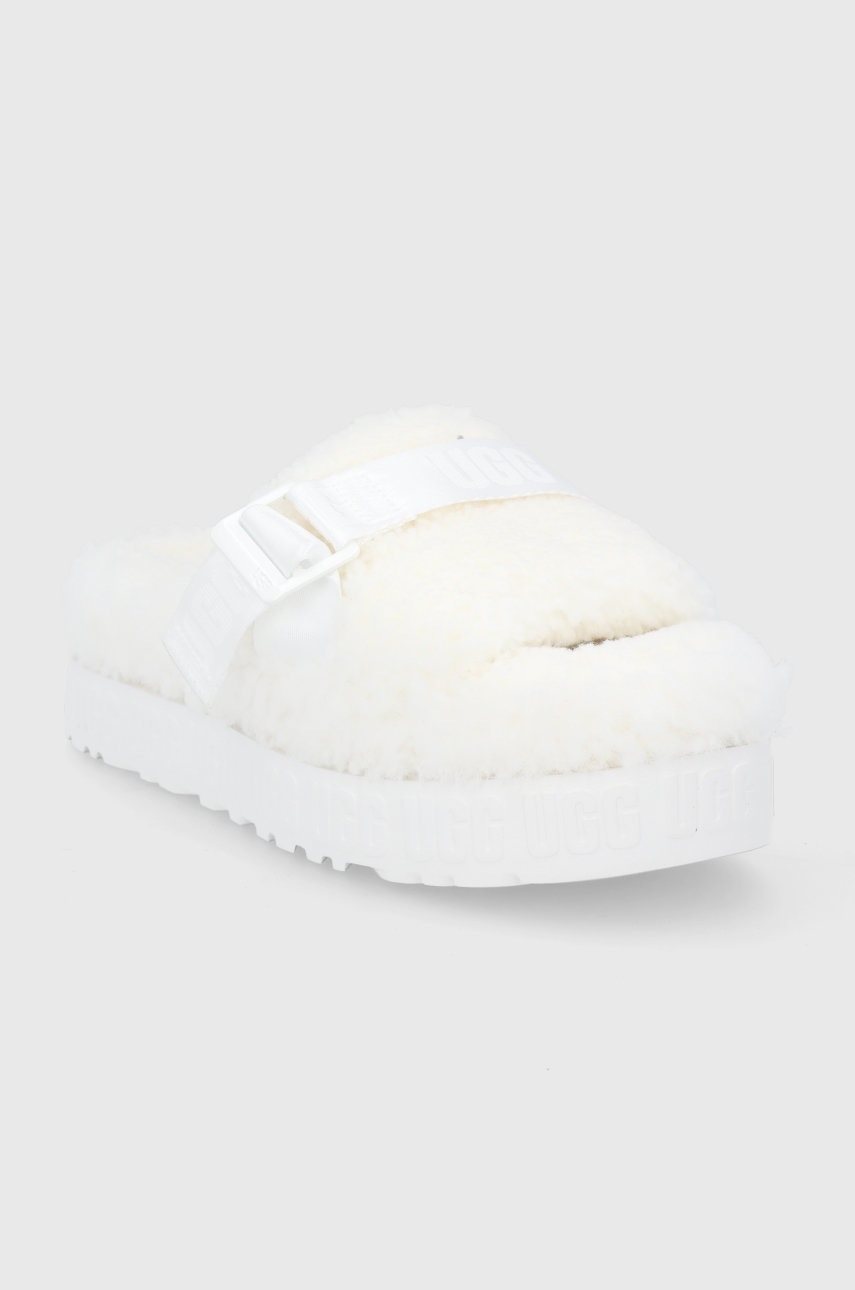 

Шерстяные тапочки UGG цвет белый