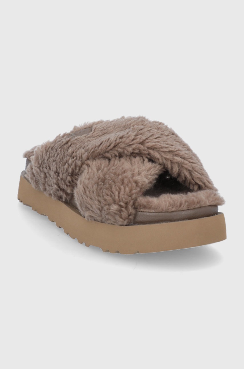 

Тапки UGG Fuzz Sugar Cross Slide цвет коричневый