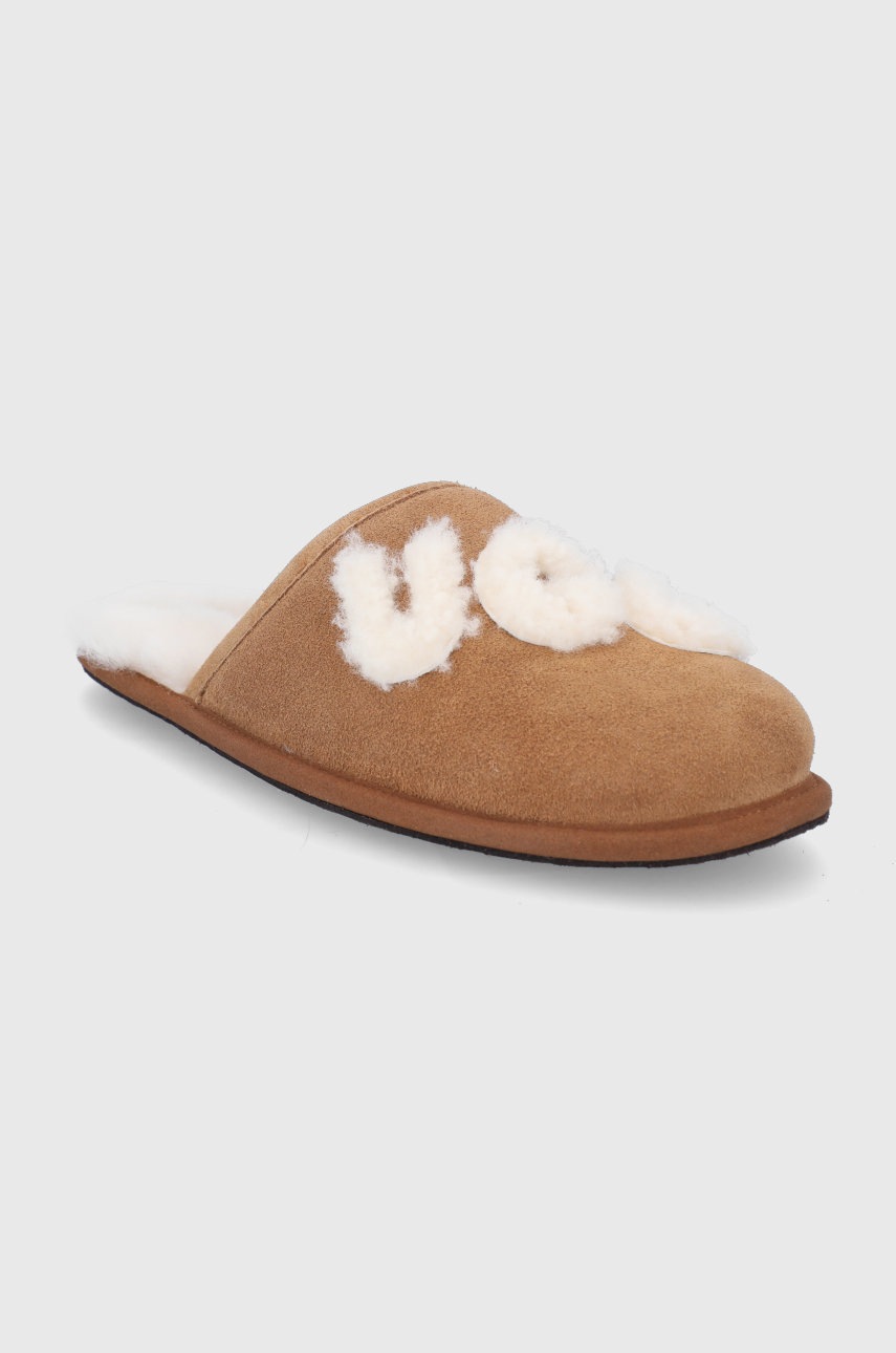 

Замшевые тапочки UGG Scuff Logo цвет коричневый