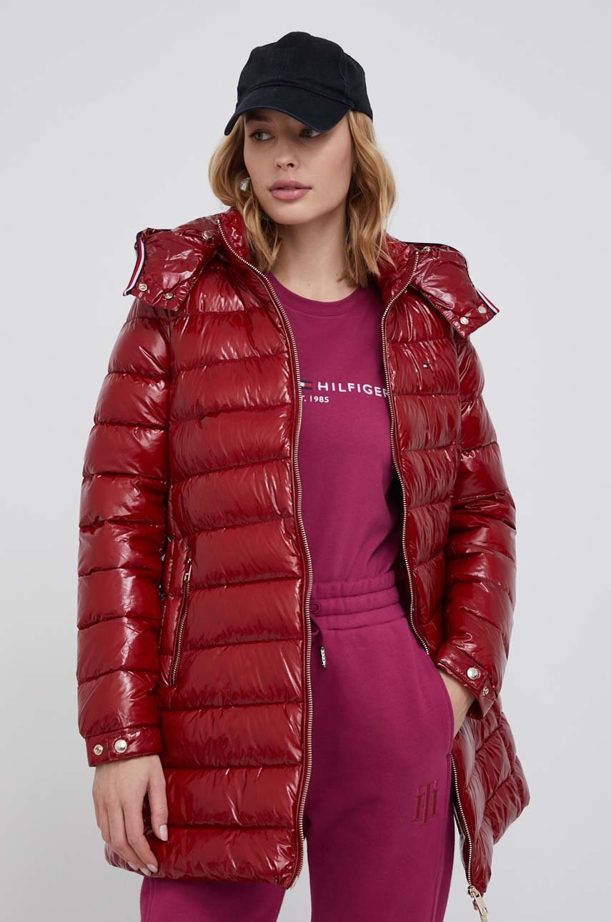 

Яке Tommy Hilfiger дамско в червено със зимна изолация, Червен
