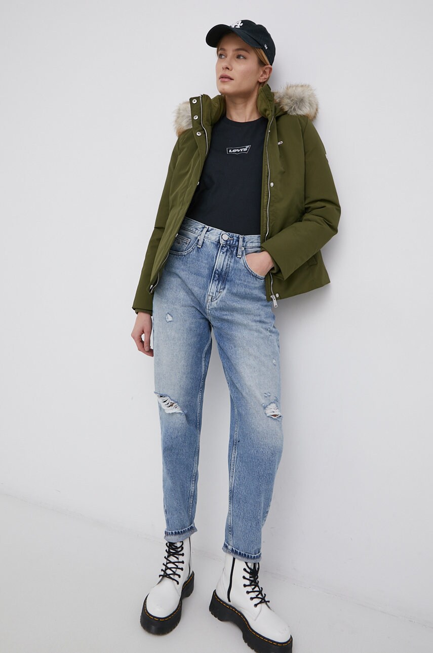 

Пуховая куртка Tommy Jeans женская цвет зелёный зимняя