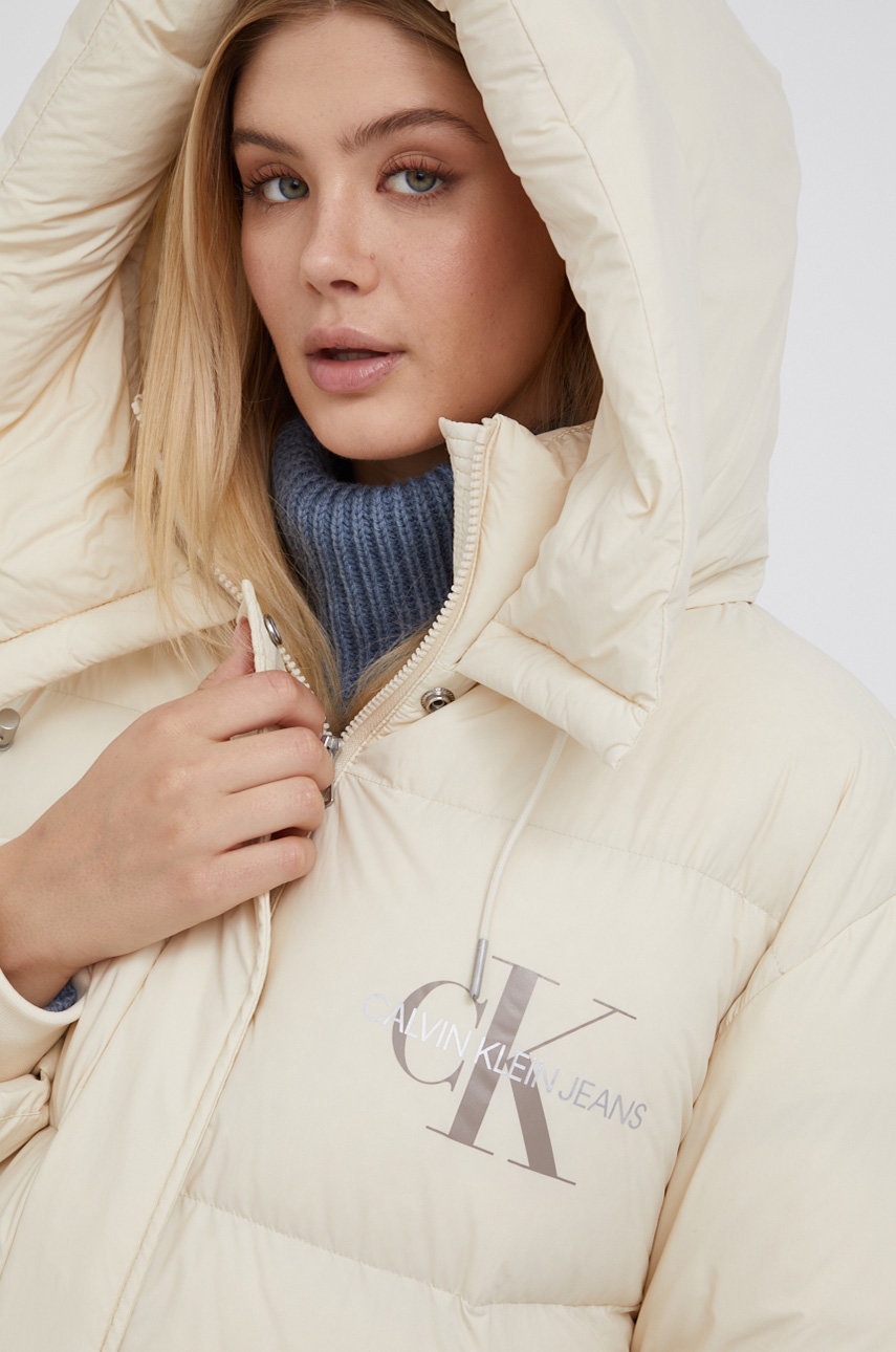 

Пухено яке Calvin Klein Jeans дамско в кремаво със зимна изолация, Бежов
