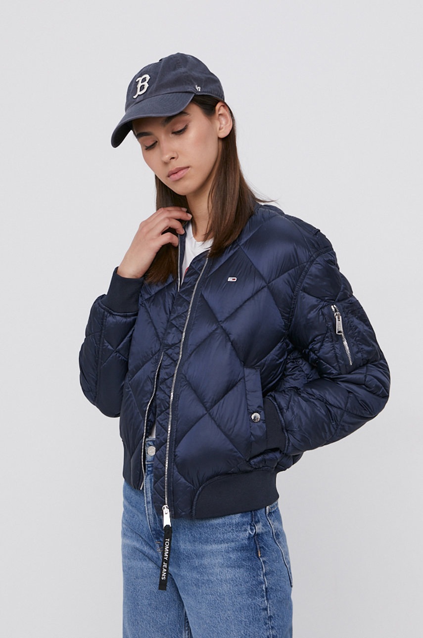 

Куртка-бомбер Tommy Jeans женская цвет синий зимняя