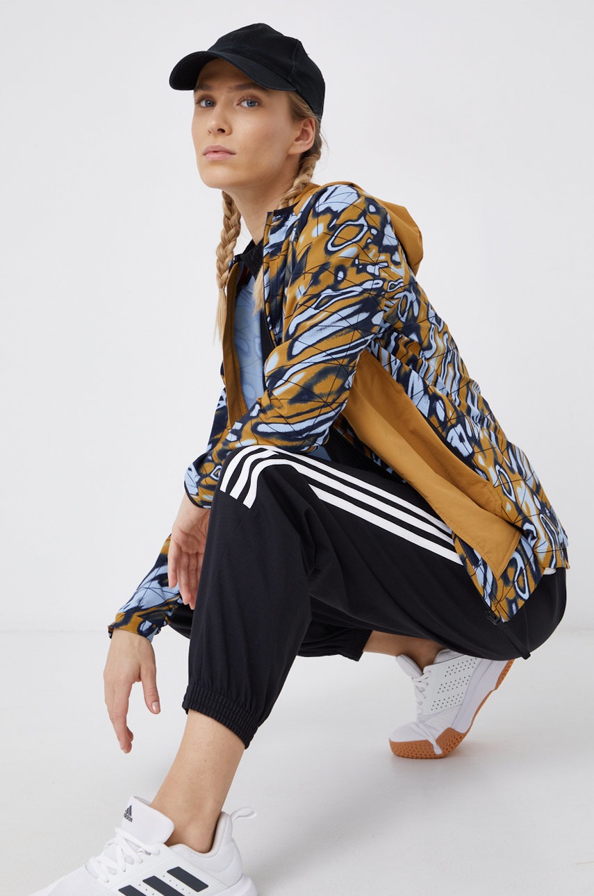 

Трекінгова куртка adidas Performance GU8921 перехідна