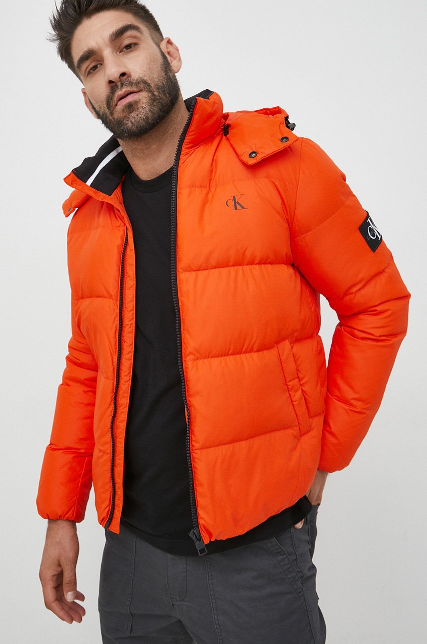 perova-bunda-calvin-klein-jeans-panska-oranzova-barva-zimni