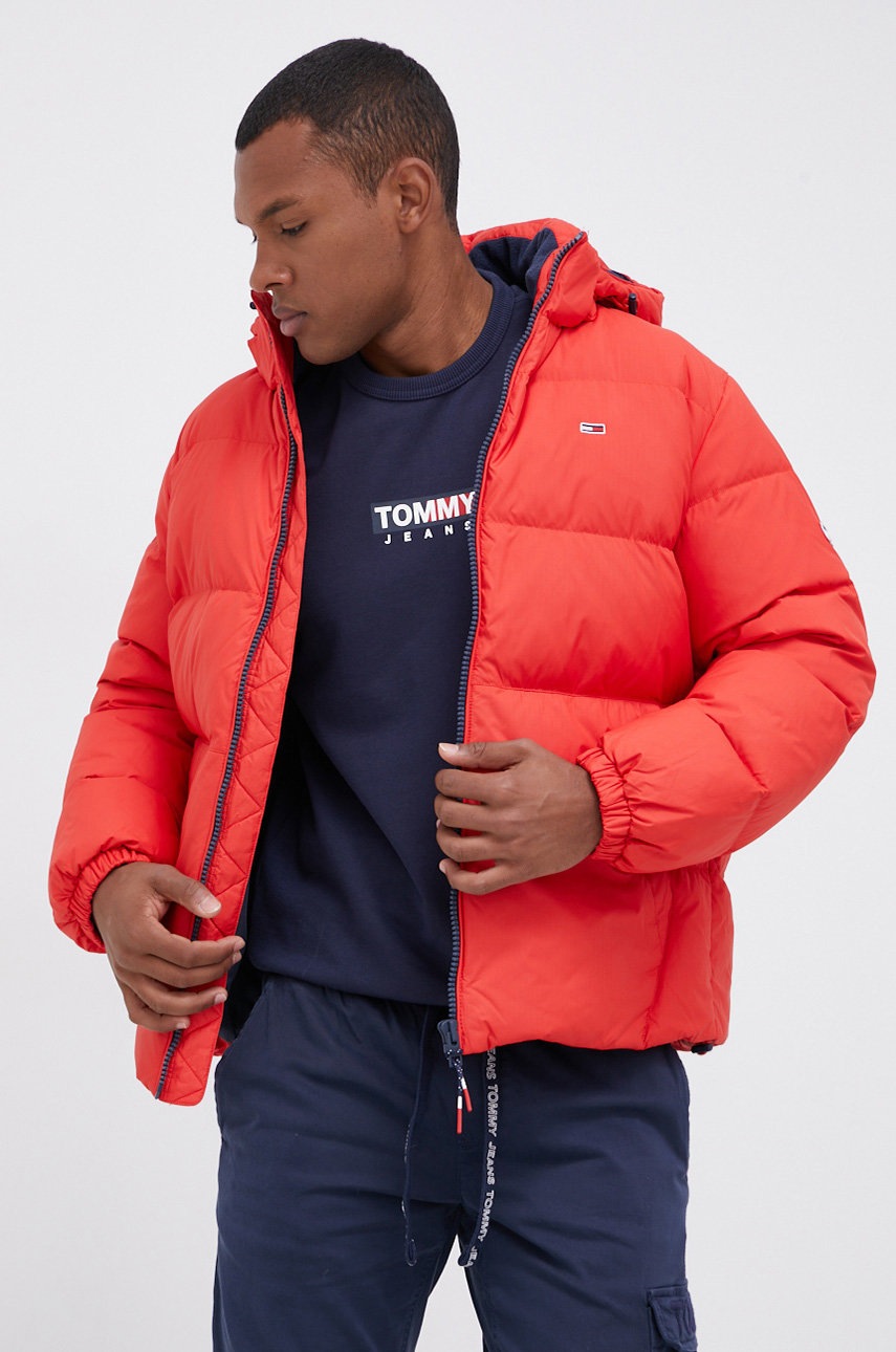 

Пухено яке Tommy Jeans мъжко в червено със зимна изолация, Червен