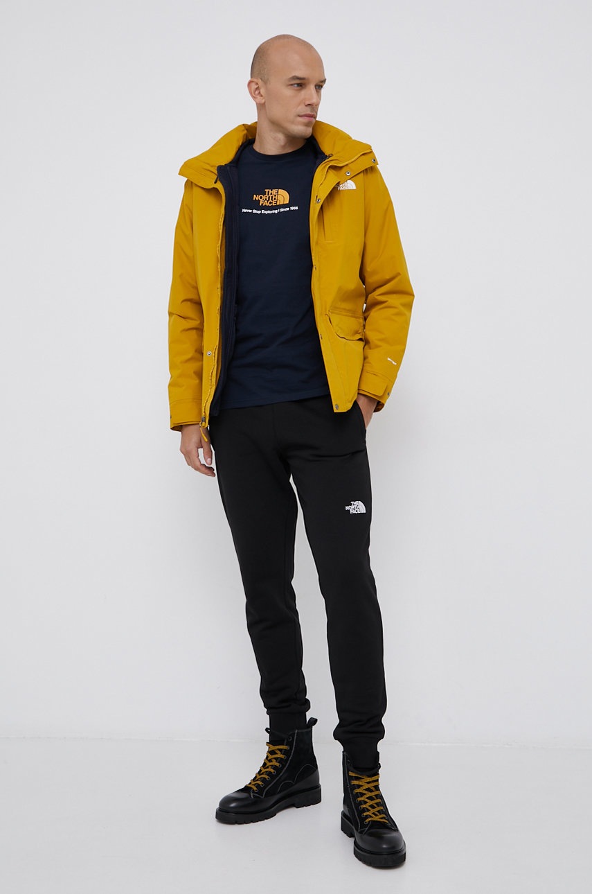 

Куртка The North Face чоловіча колір жовтий перехідна