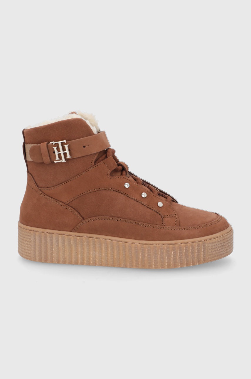 

Велурени боти Tommy Hilfiger дамски в кафяво с платформа с изолация, Кафяв