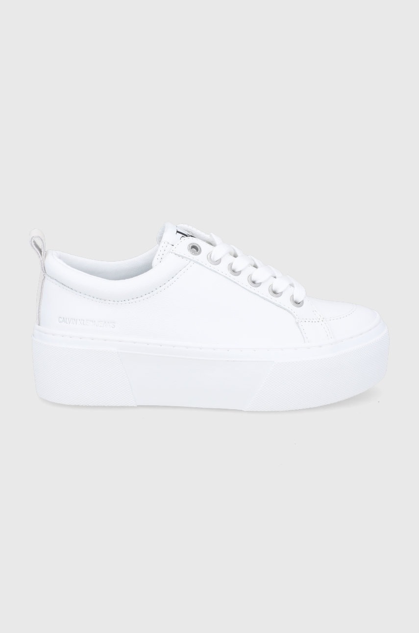 

Кожени обувки Calvin Klein Jeans в бяло с платформа, Бял