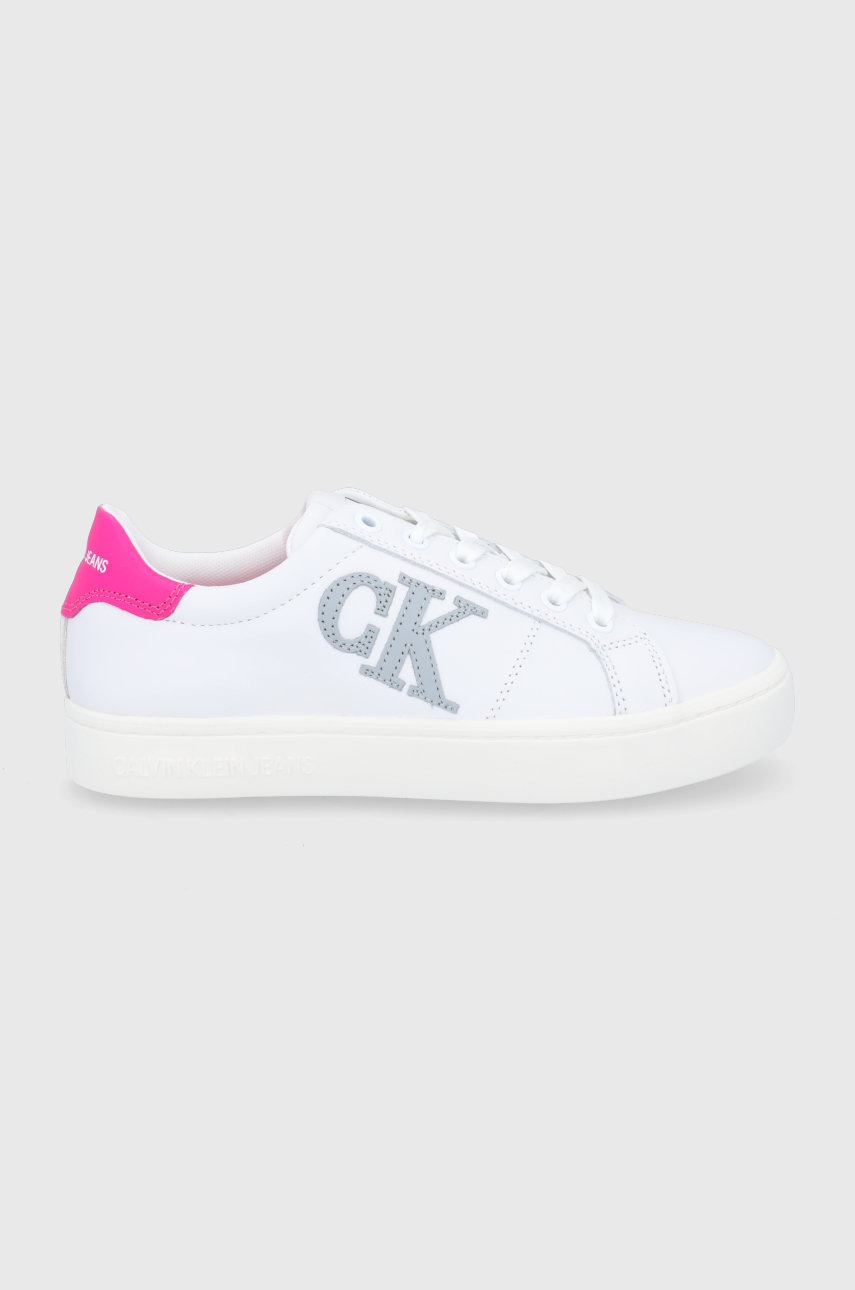 

Кожени обувки Calvin Klein Jeans в бяло с равна подметка, Бял