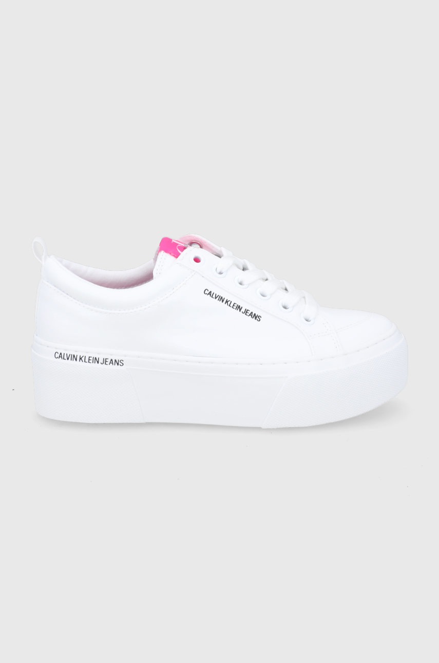 

Обувки Calvin Klein Jeans в бяло с платформа, Бял