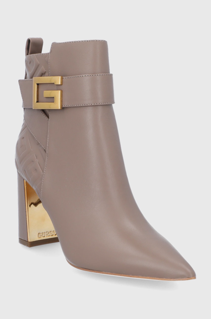 

Кожаные полусапожки Guess женское цвет серый каблук кирпичик