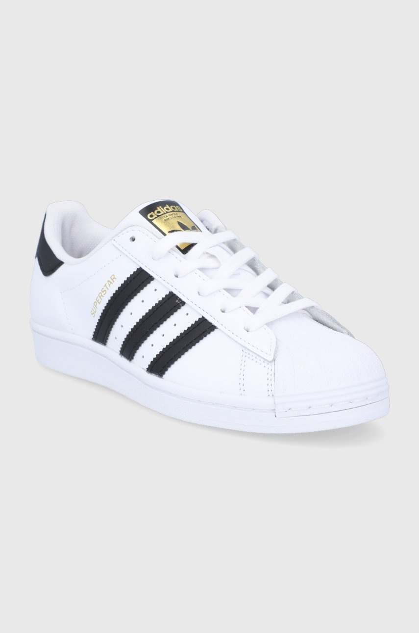 

Ботинки adidas Originals цвет белый на плоском ходу
