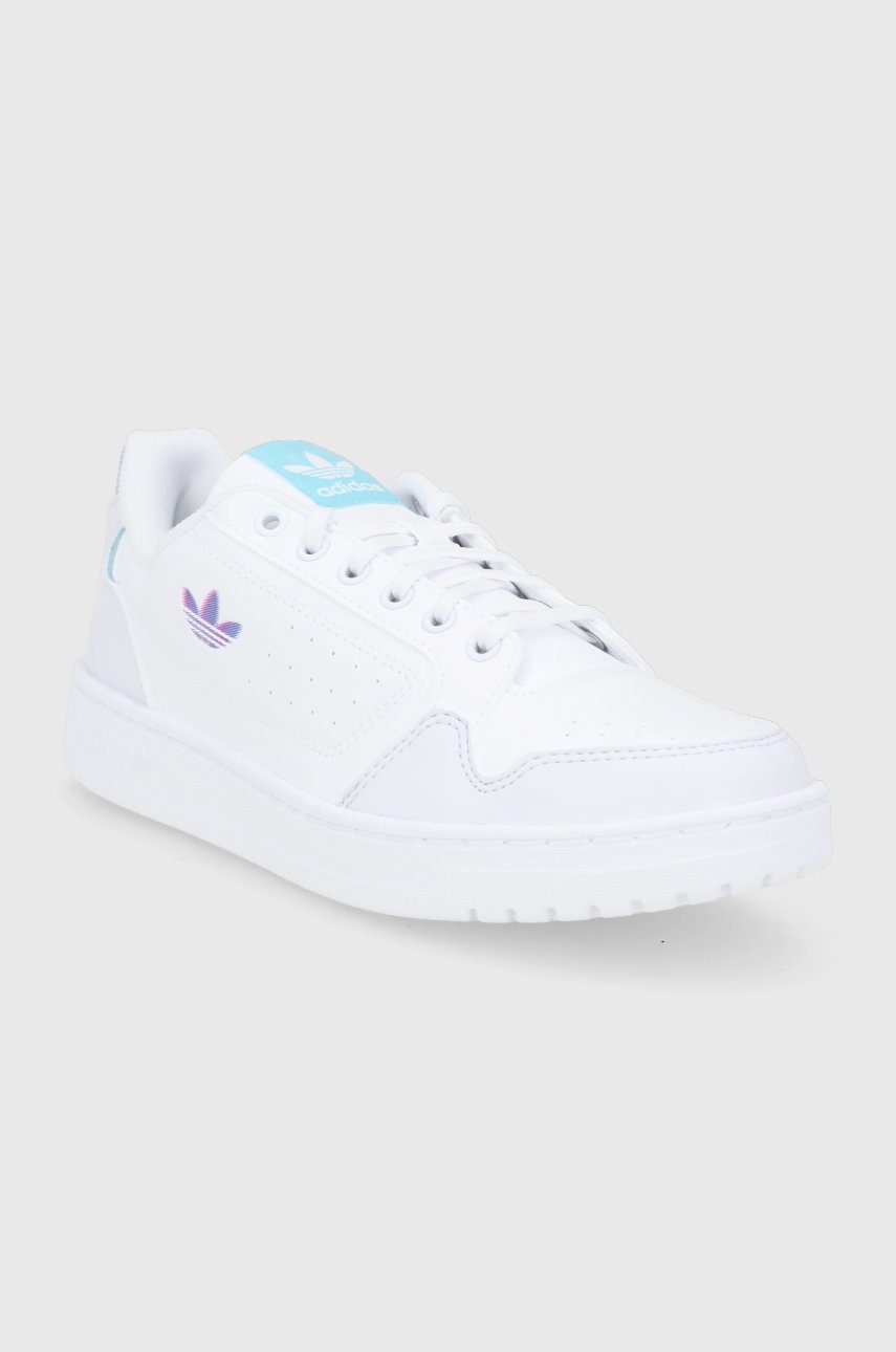 

Ботинки adidas Originals цвет белый на плоском ходу