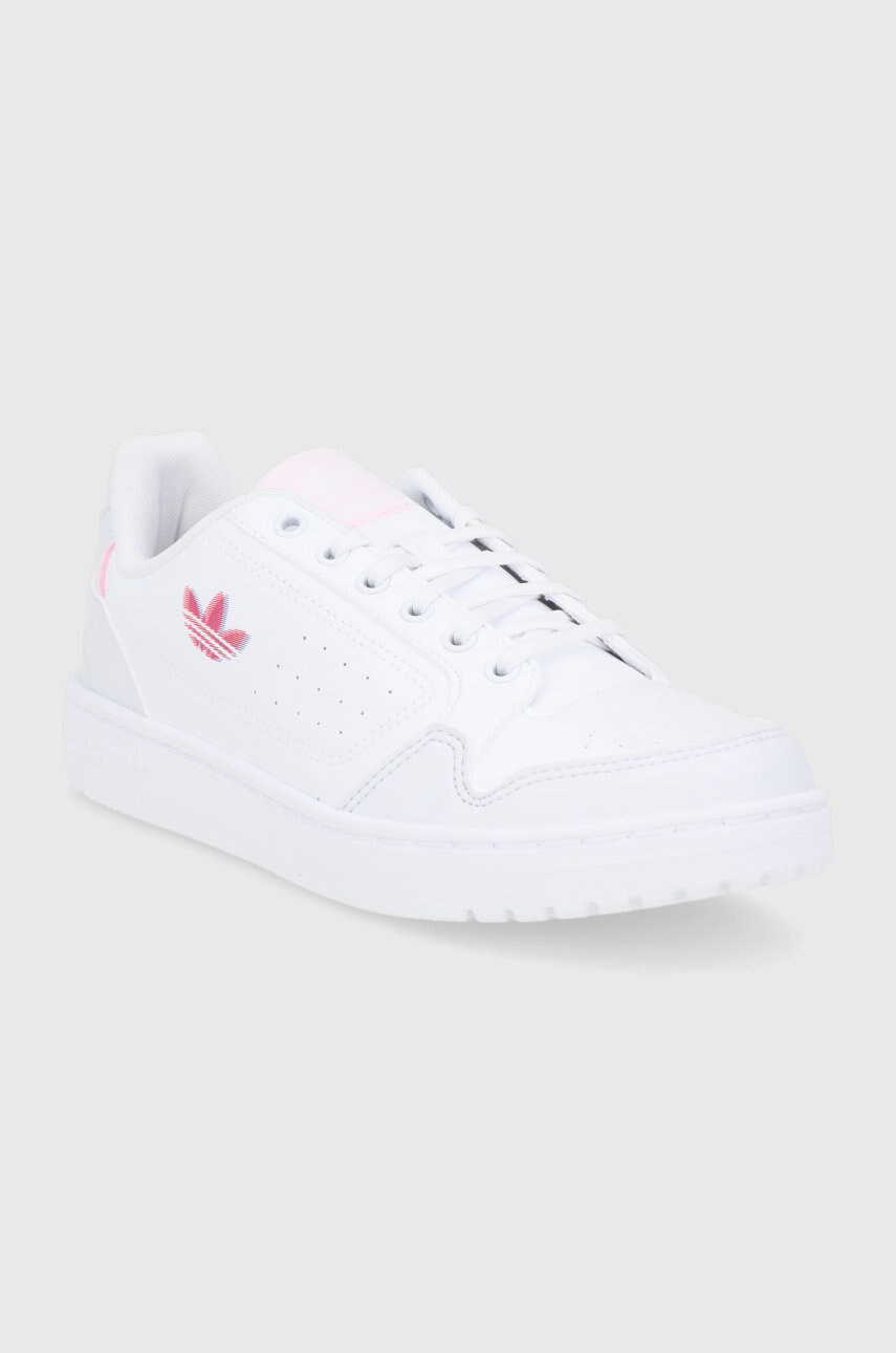 

Ботинки adidas Originals цвет белый на плоском ходу