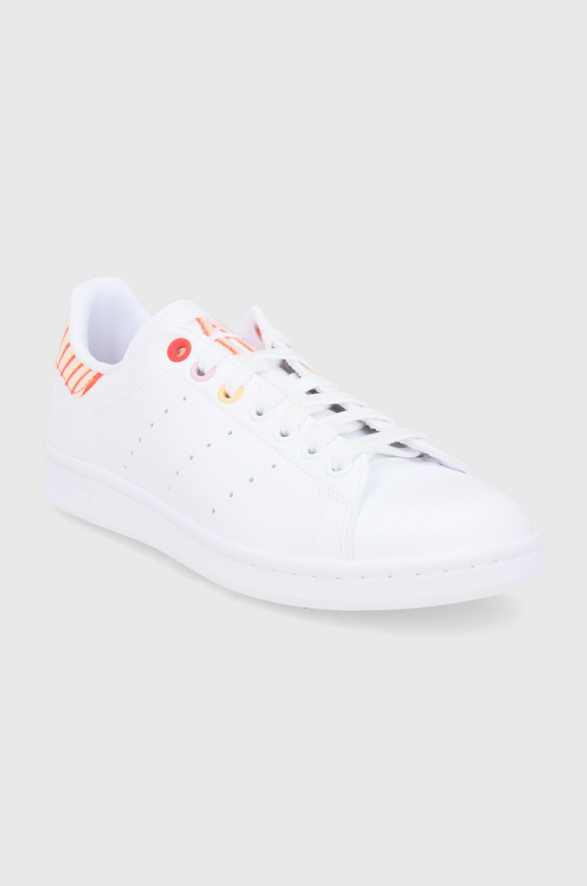 

Ботинки adidas Originals H03196 цвет белый на плоском ходу