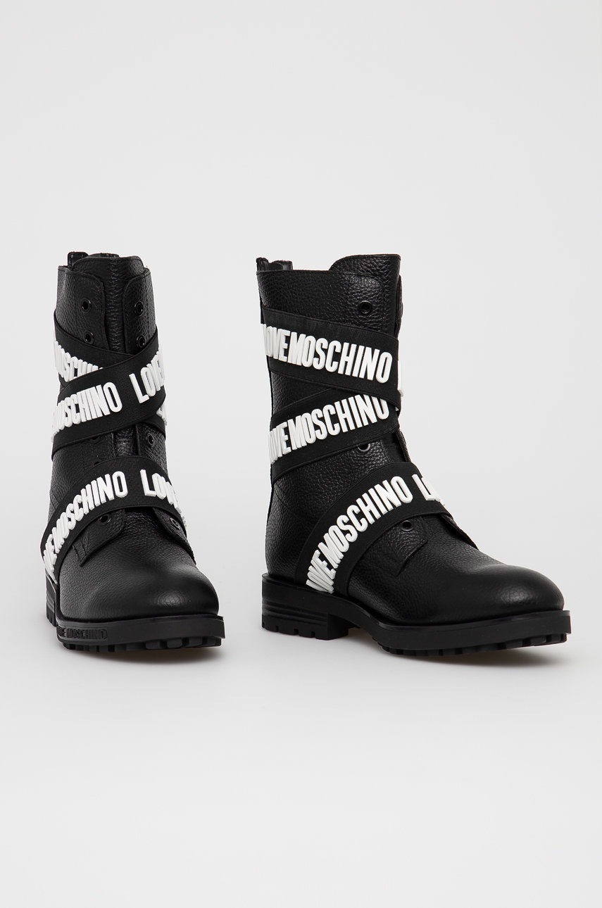 

Кожаные полусапожки Love Moschino женское цвет чёрный на плоском ходу