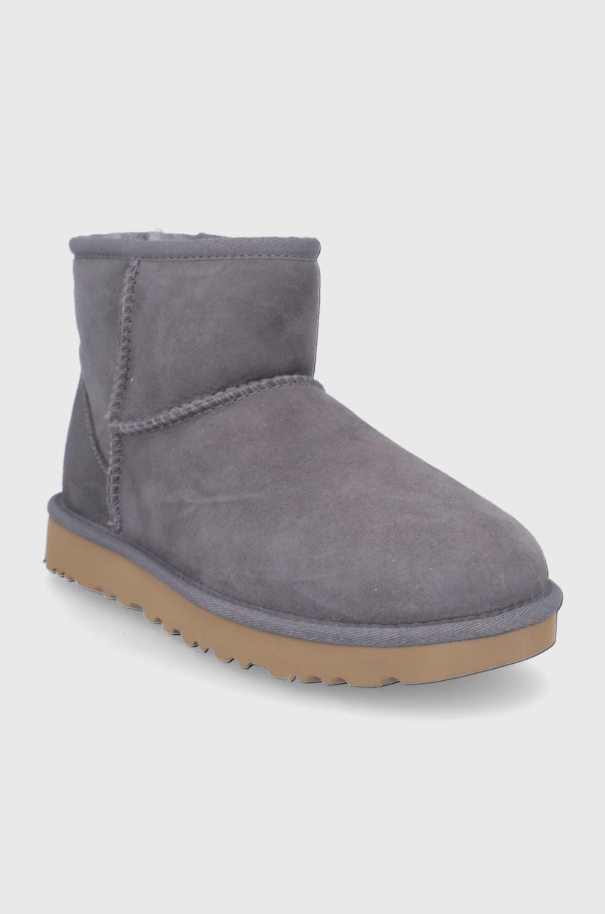 

Замшевые сапоги UGG цвет серый
