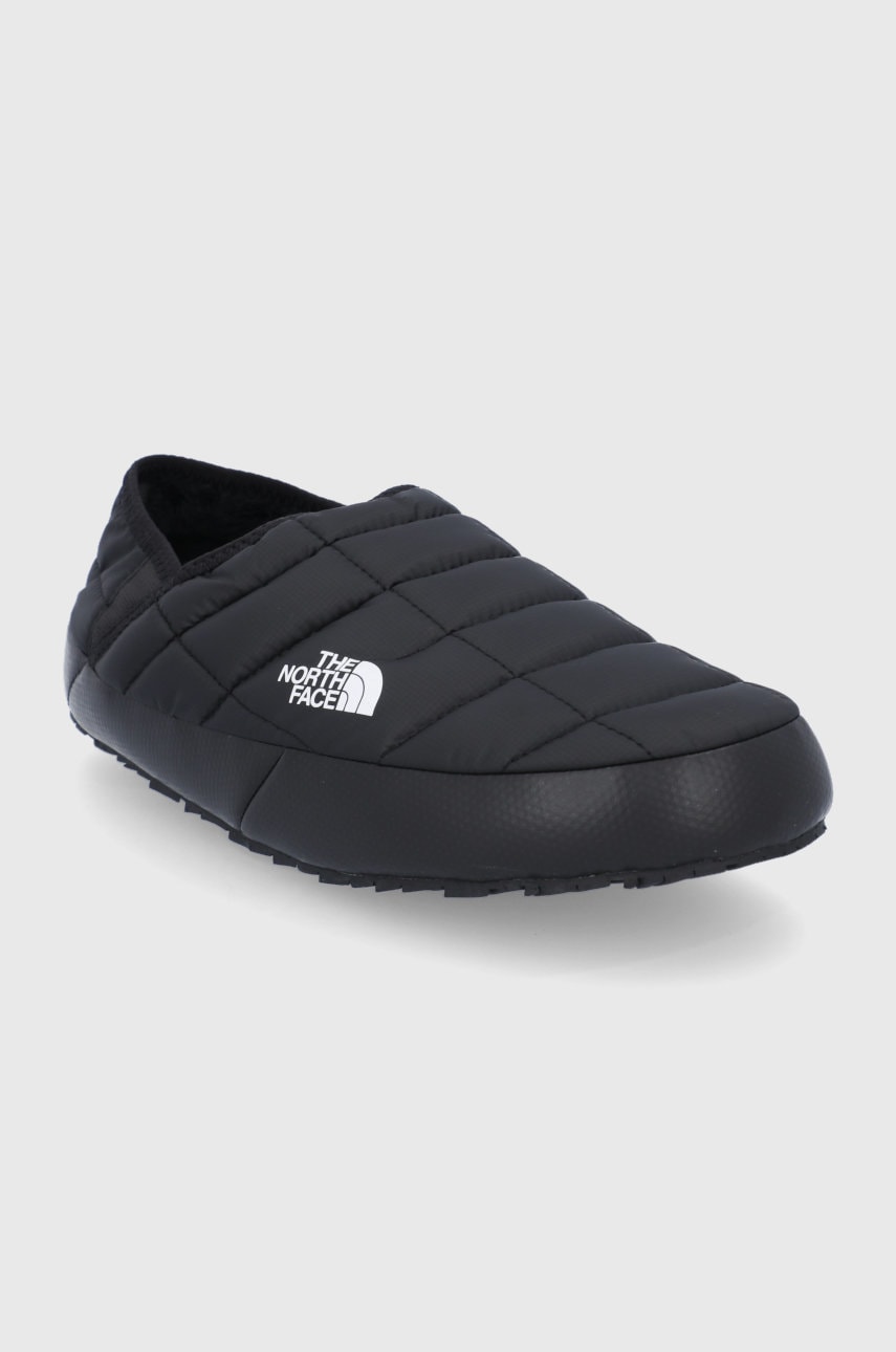 Παντόφλες The North Face M THERMOBALL TRACTION MULE V χρώμα: μαύρο φωτογραφία