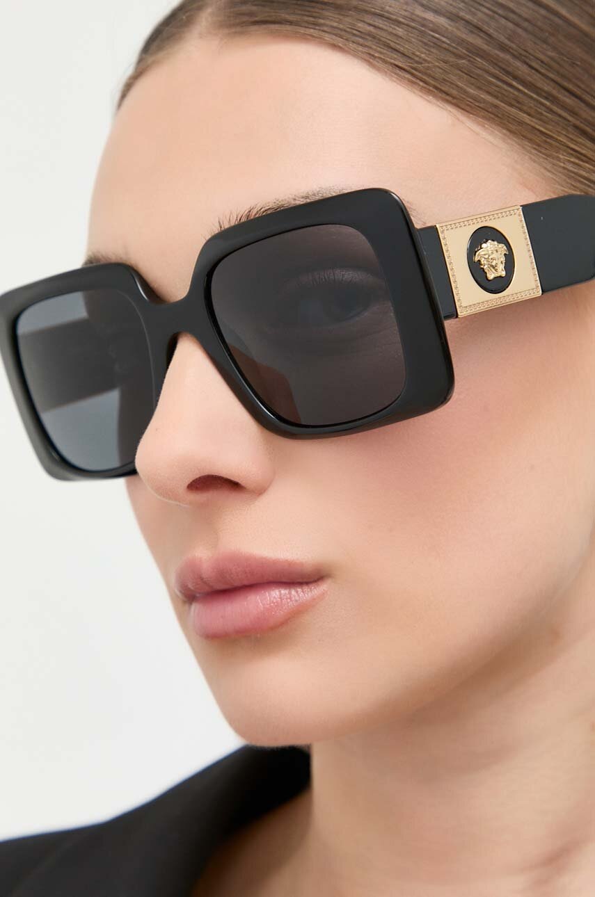 

Слънчеви очила Versace 0VE4405 дамски в черно, Черен