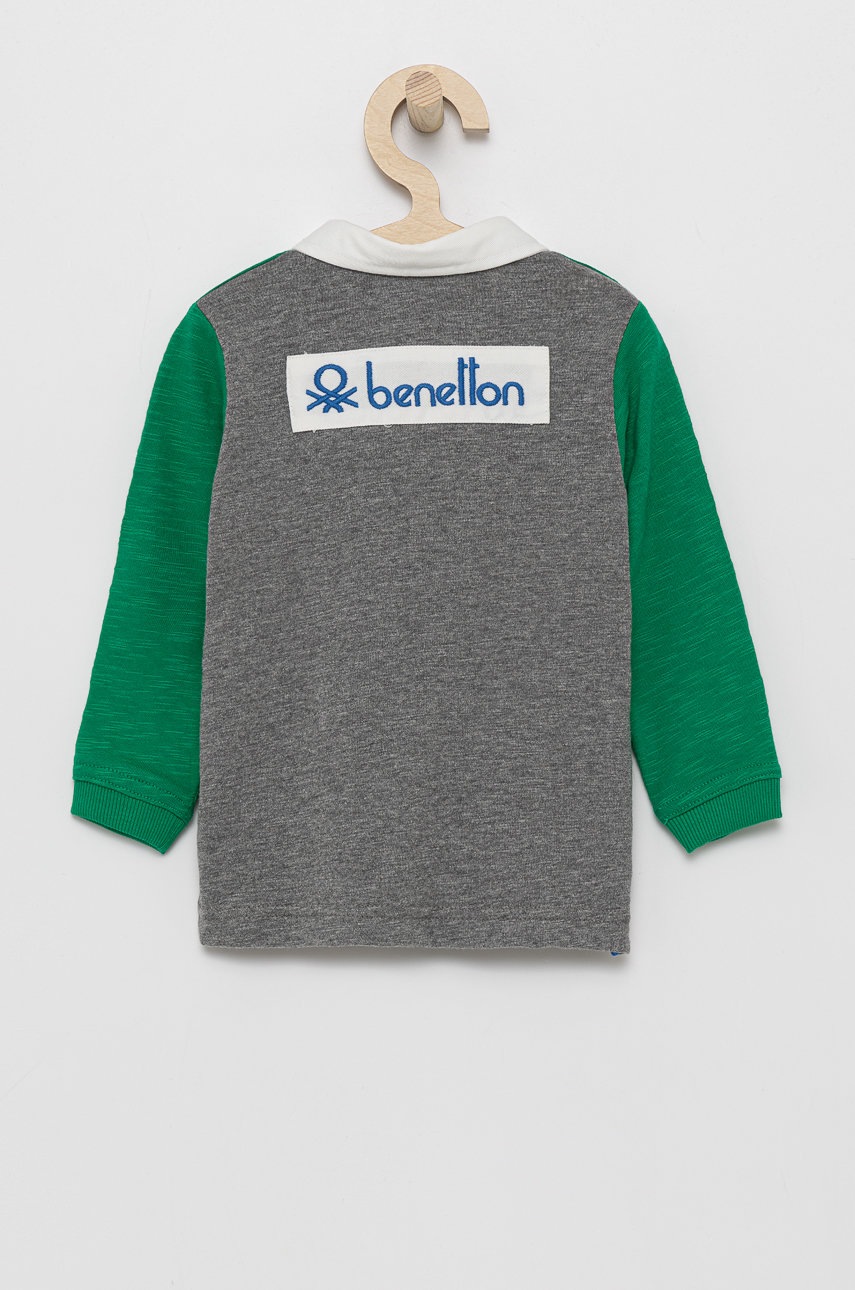 

Дитячий бавовняний лонгслів United Colors of Benetton колір зелений з аплікацією
