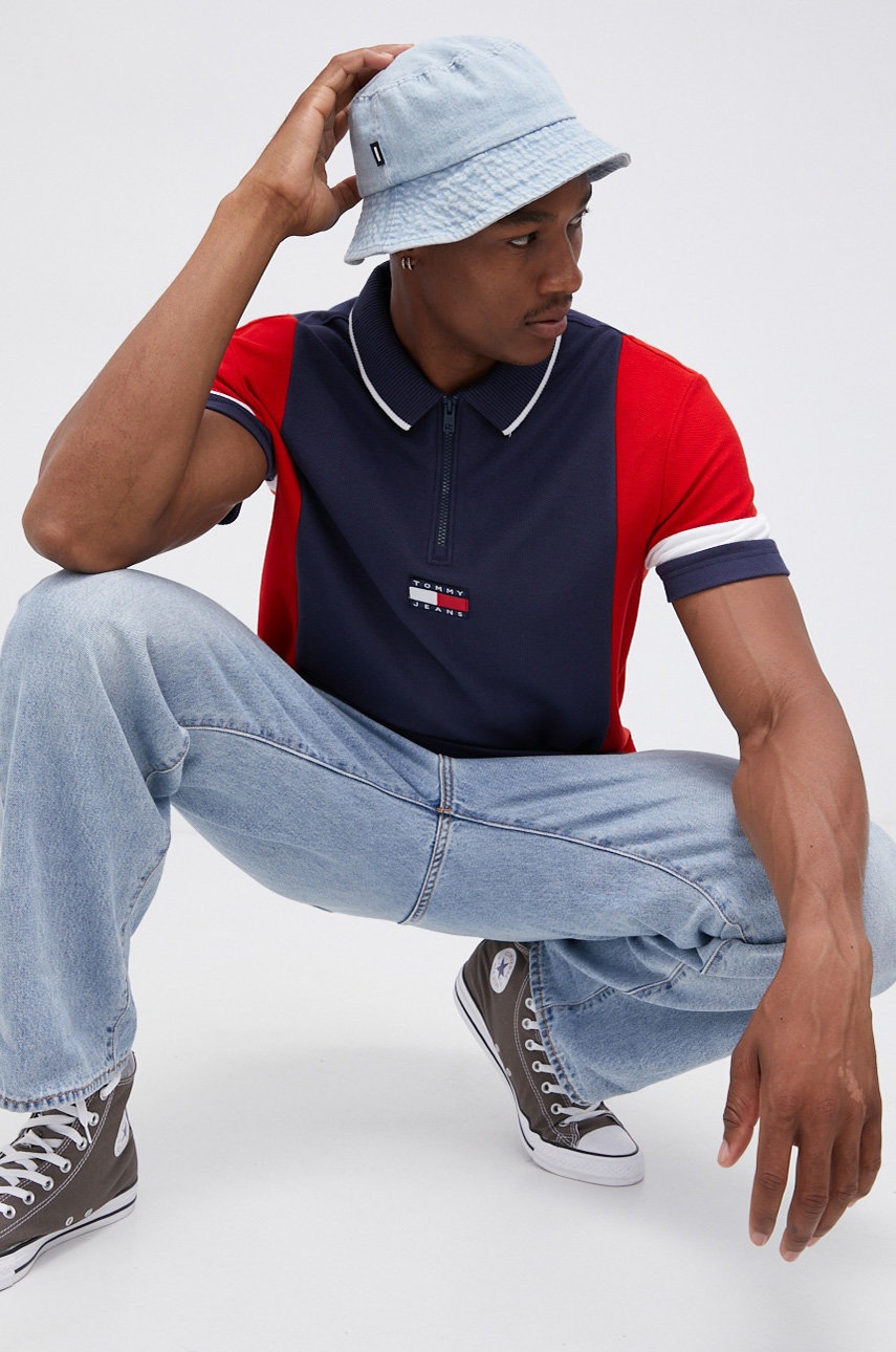 

Памучна тениска с яка Tommy Jeans в тъмносиньо с апликация, Тъмносин