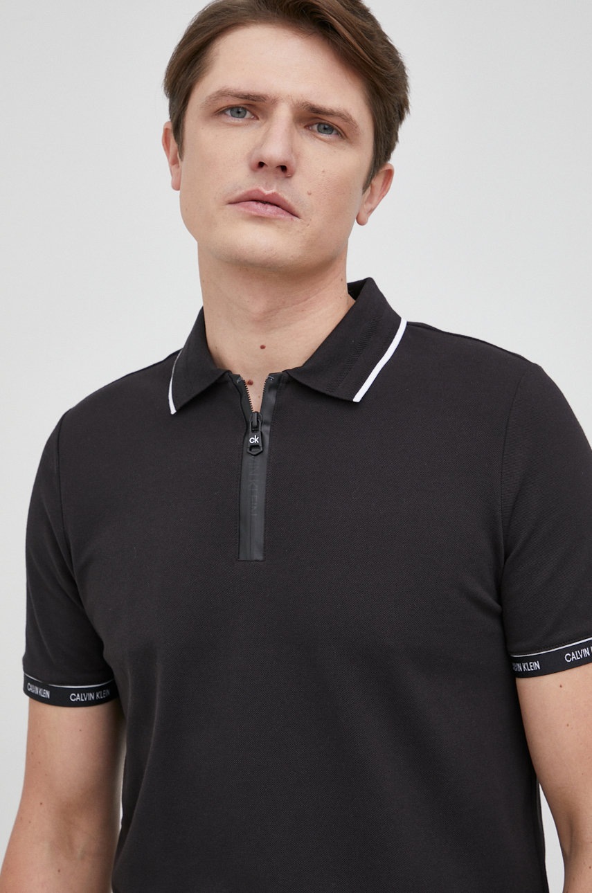 

Тениска с яка Calvin Klein мъжка в черно с изчистен дизайн, Черен