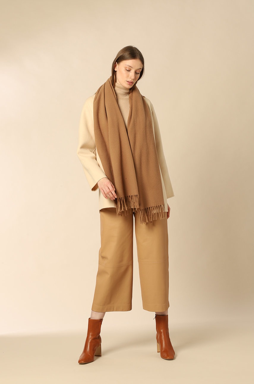 

Вълнен шал Ivy & Oak в жълто с изчистен дизайн, Бежов