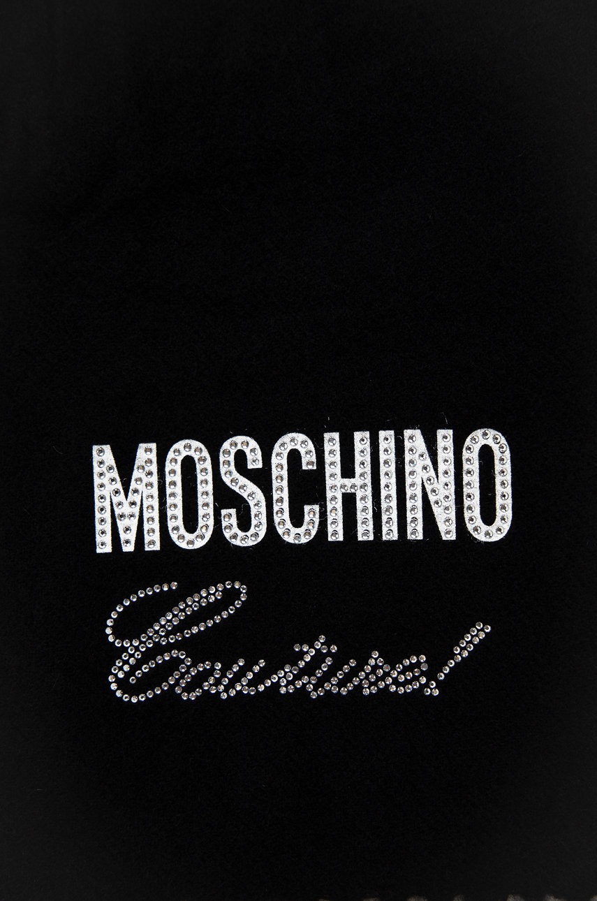 

Шерстяной шарф Moschino цвет чёрный с аппликацией