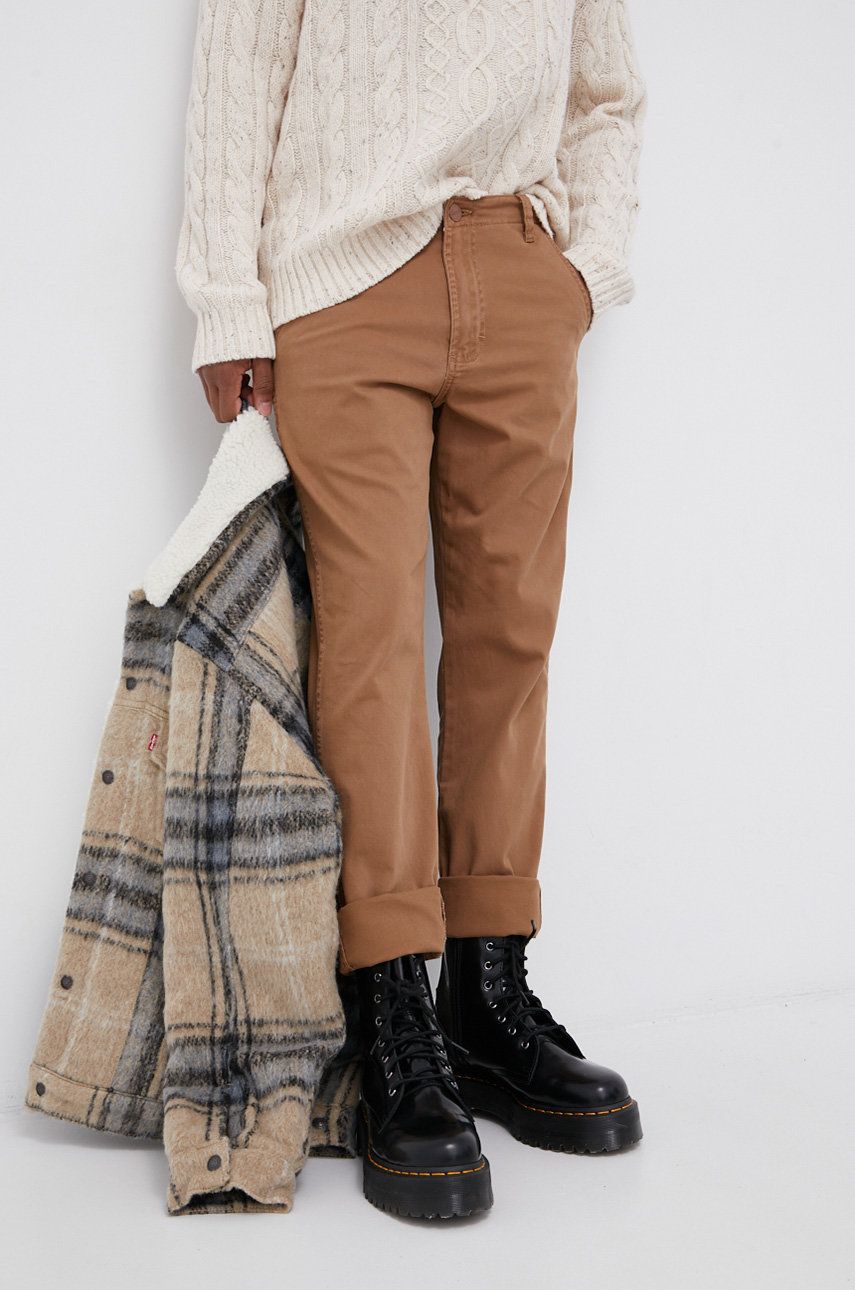 Wrangler Pantaloni bărbați, culoarea maro, cu fason chinos 2023 ❤️ Pret Super answear imagine noua 2022