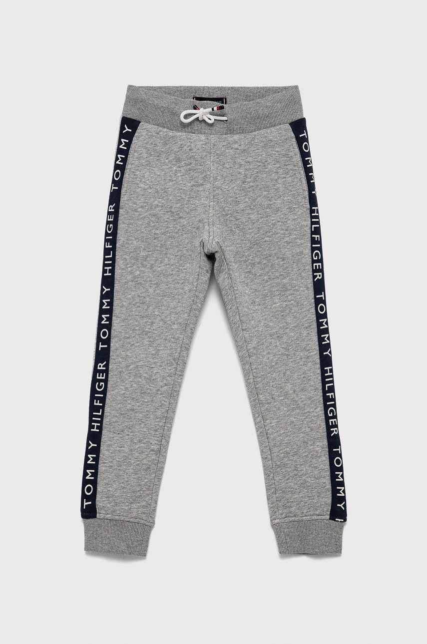 

Детски панталон Tommy Hilfiger в сиво с принт, Сив
