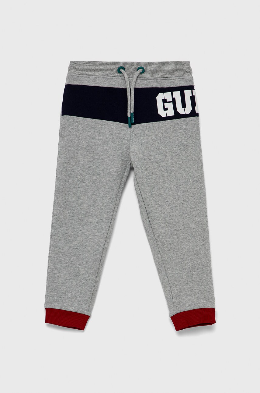 

Детски памучен панталон Guess в меланж на сиво, Сив
