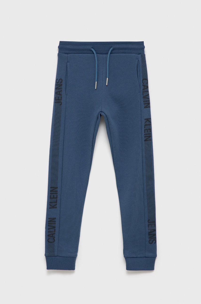 

Детски памучен панталон Calvin Klein Jeans в тъмносиньо с принт, Тъмносин