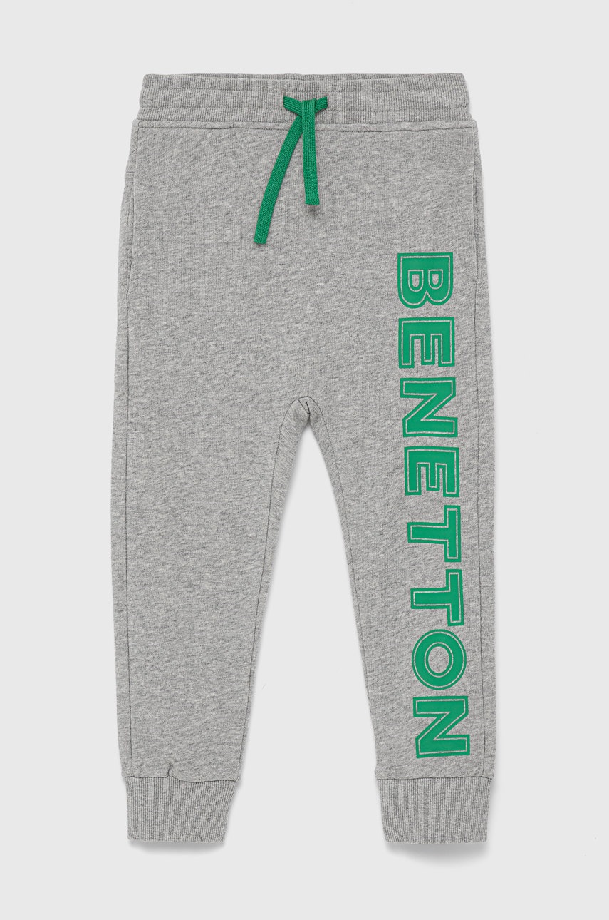 

Детски панталон United Colors of Benetton в сиво с принт, Сив