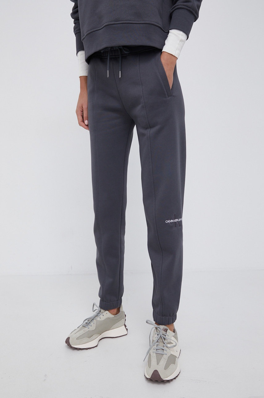 

Панталон Calvin Klein Jeans дамски в сиво с апликация, Сив