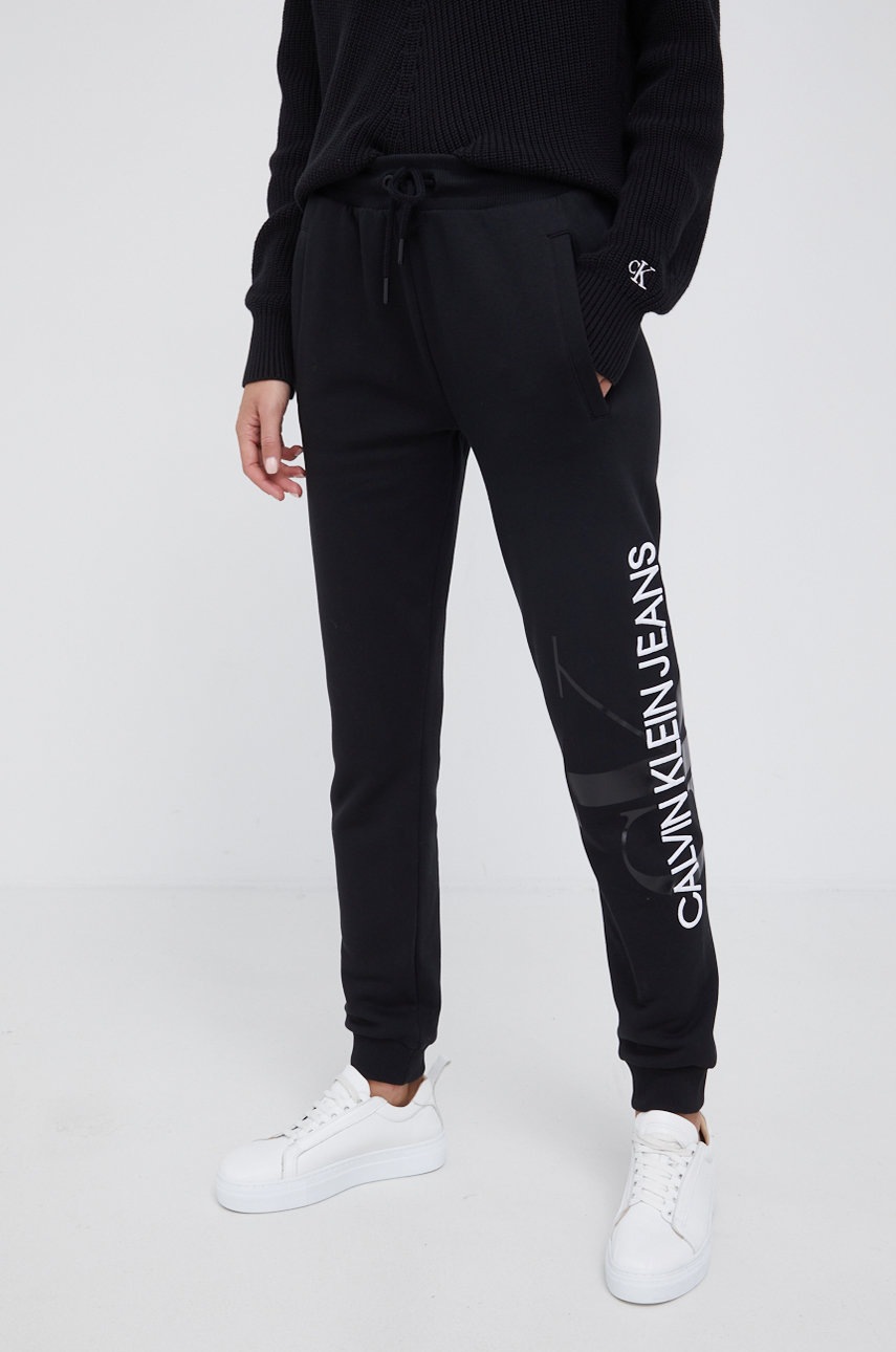 

Панталон Calvin Klein Jeans дамски в черно с изчистен дизайн, Черен
