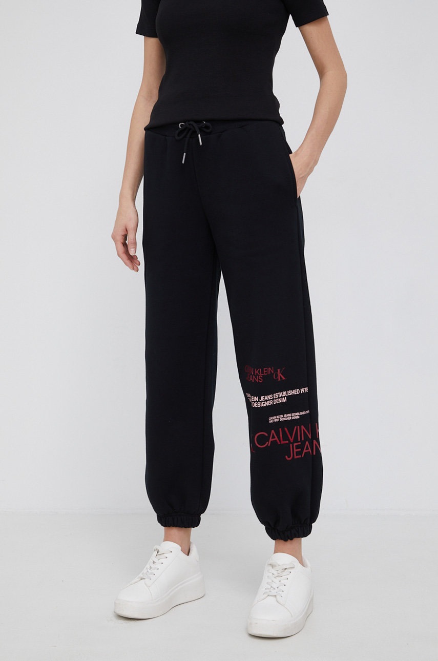 

Панталон Calvin Klein Jeans дамски в черно с принт, Черен