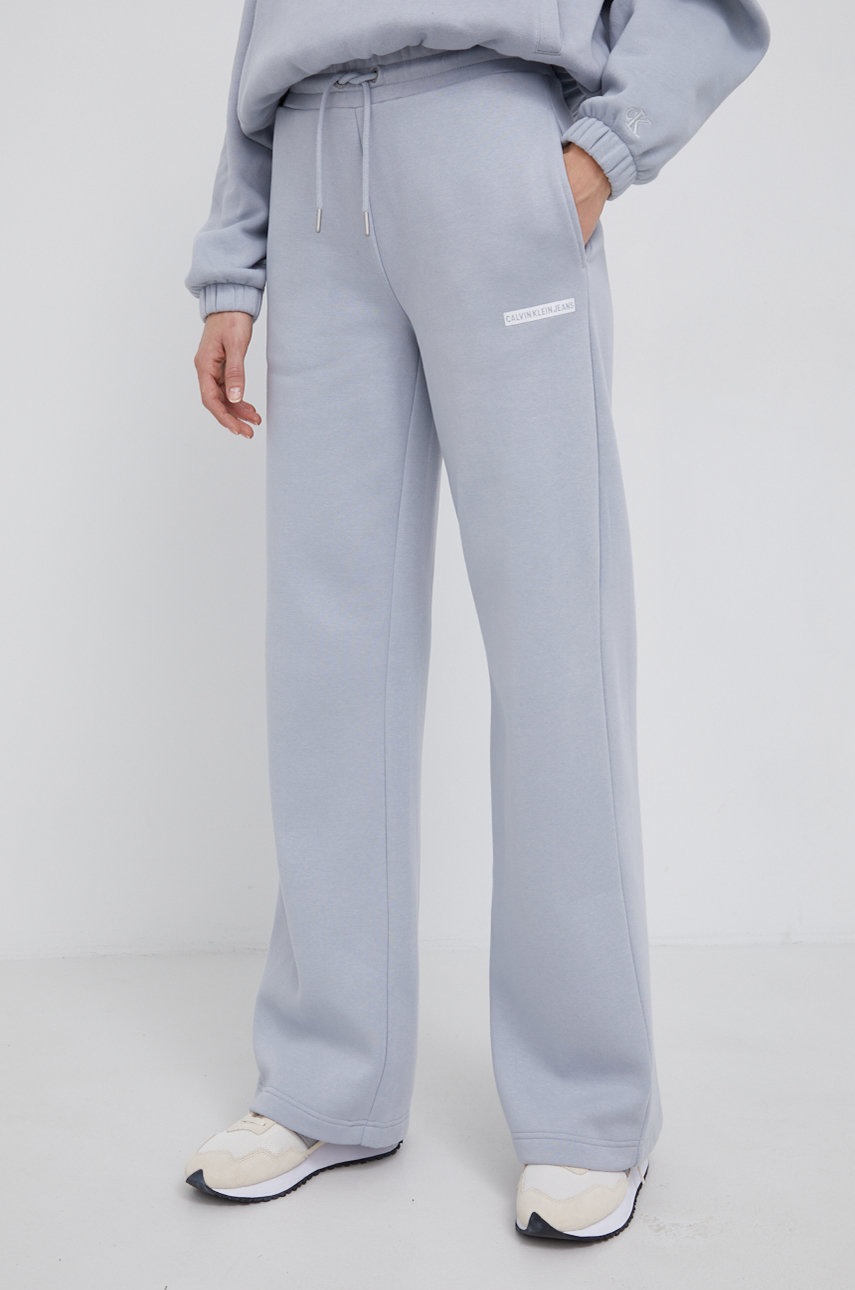 

Панталон Calvin Klein Jeans дамски в сиво с изчистен дизайн, Сив