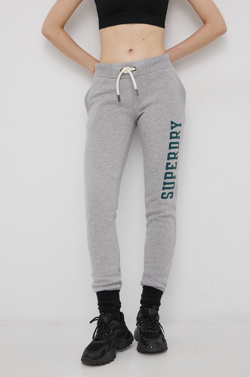 Superdry Pantaloni femei, culoarea gri, cu imprimeu answear.ro imagine noua 2022