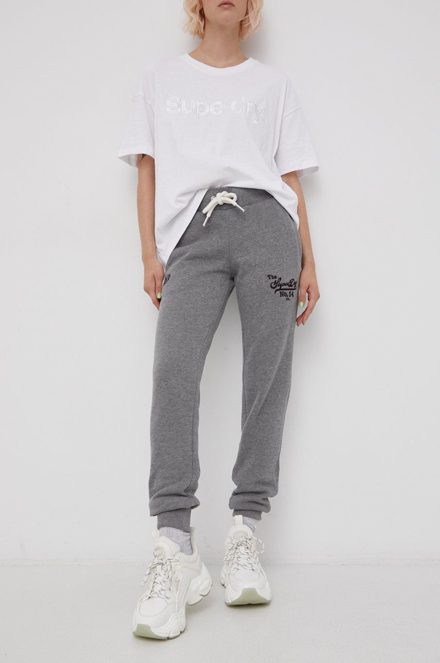 Superdry Pantaloni femei, culoarea gri, cu imprimeu answear.ro