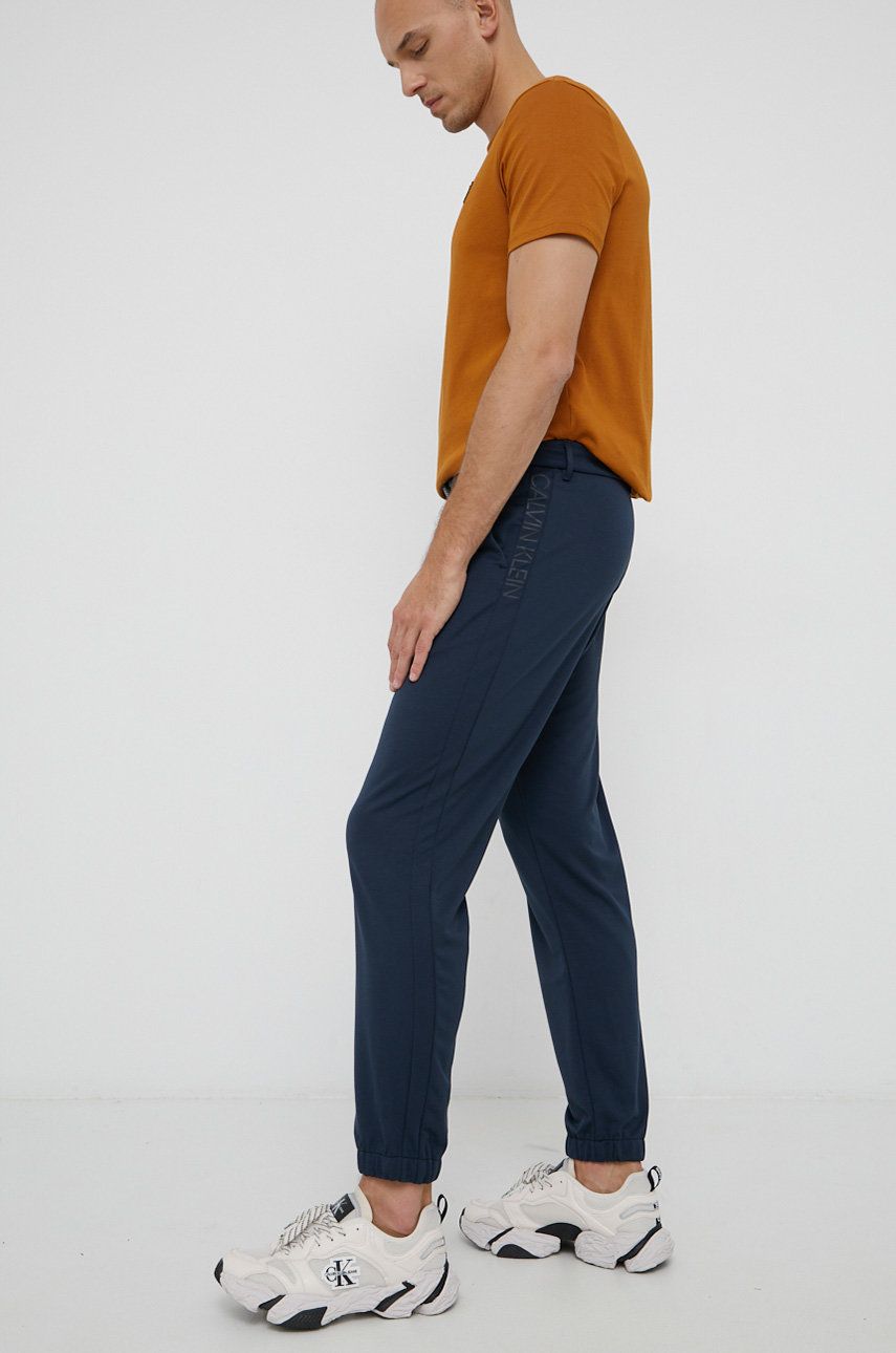 Calvin Klein Spodnie męskie kolor granatowy z nadrukiem