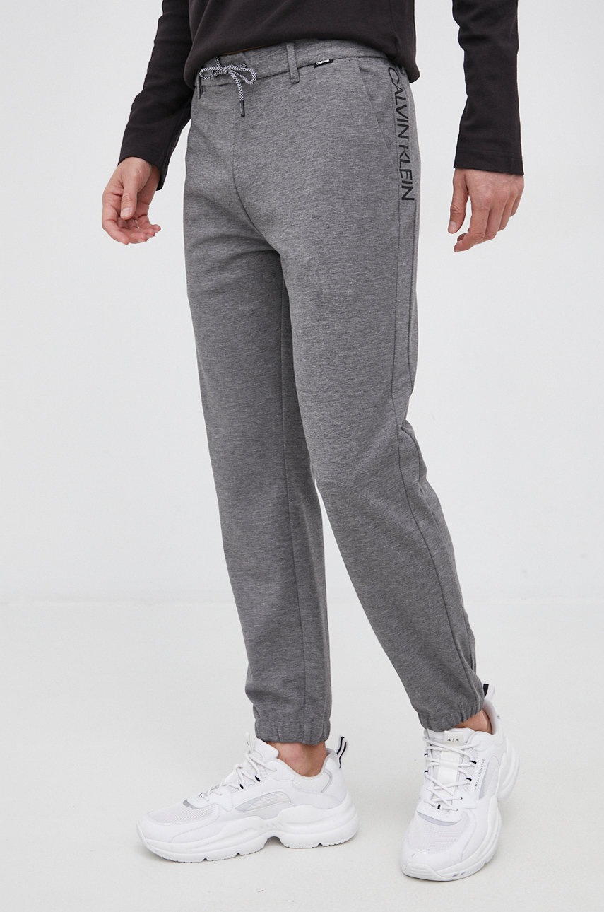 

Панталон Calvin Klein мъжки в сиво с принт, Сив