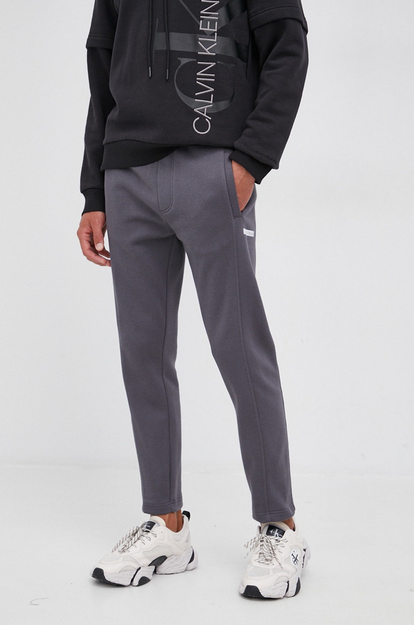 

Панталон Calvin Klein Jeans мъжки в сиво с изчистен дизайн, Сив