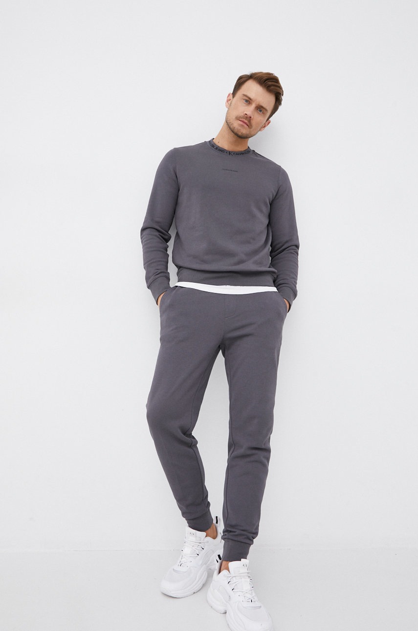 

Панталон Calvin Klein Jeans мъжки в сиво с изчистен дизайн, Сив