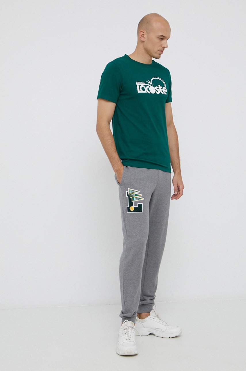 

Памучен панталон Lacoste мъжки в сиво с апликация, Сив