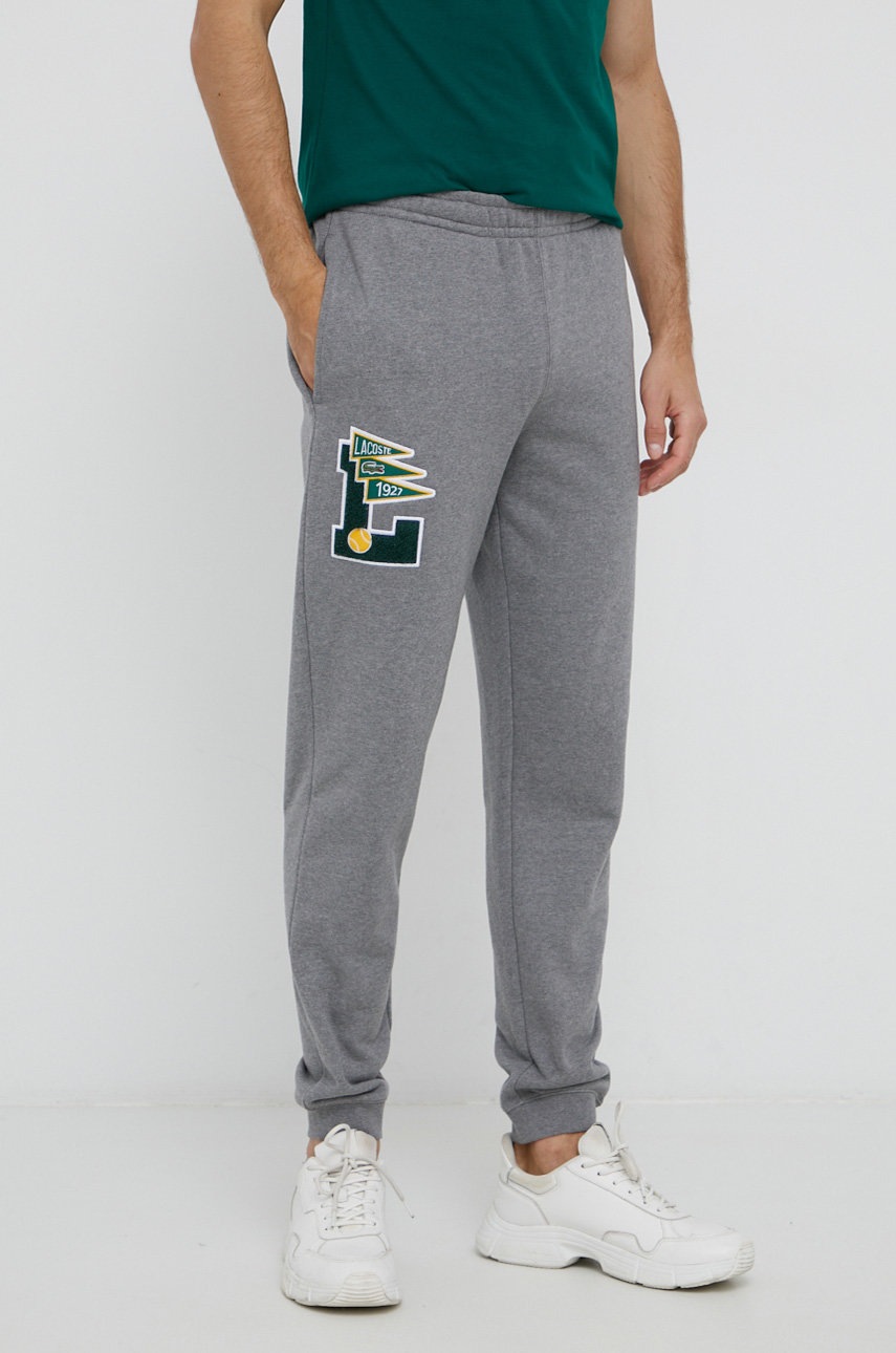 

Хлопковые брюки Lacoste мужские цвет серый с аппликацией