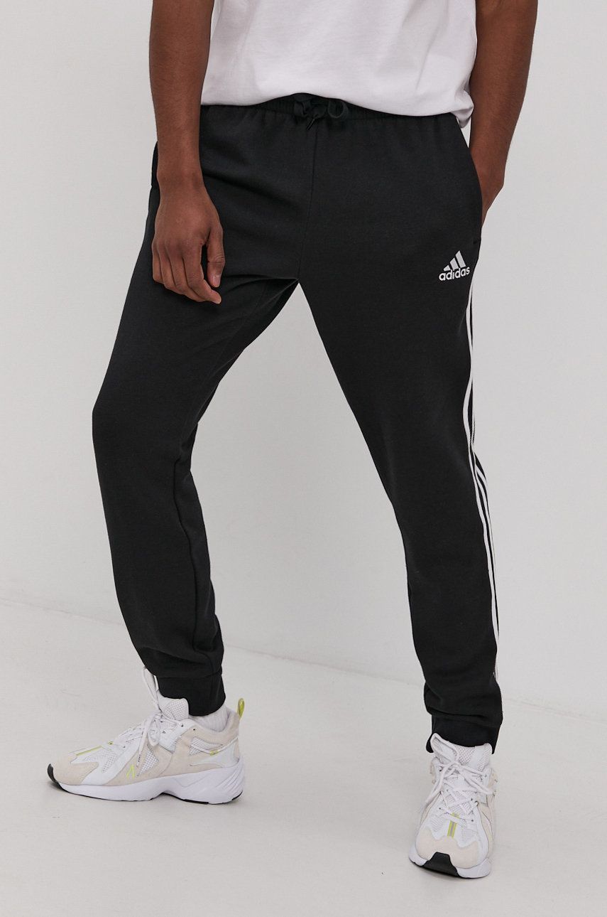 Kalhoty adidas GK8821 pánské, černá barva, s aplikací - černá -  53% Bavlna