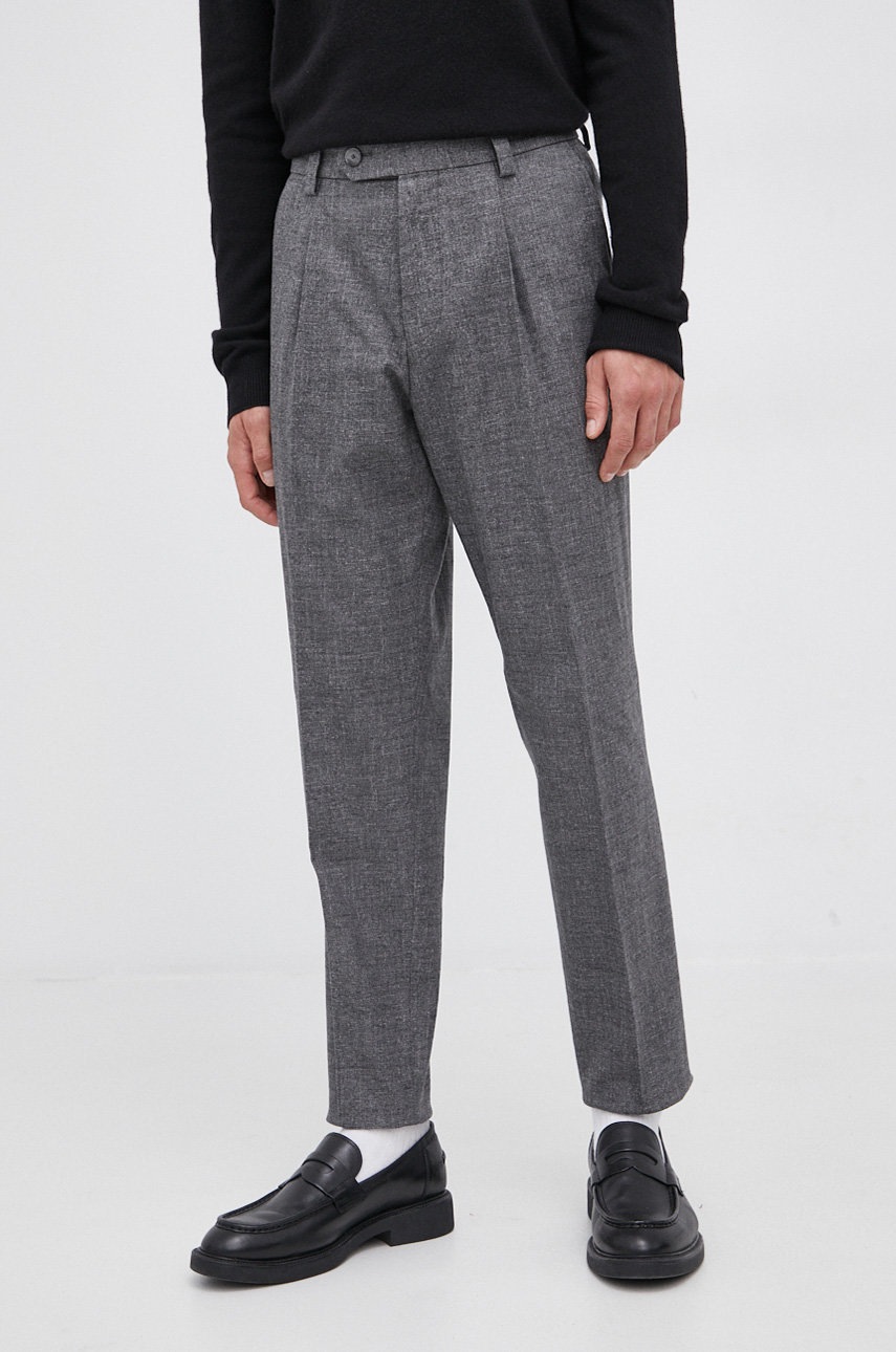 Boss Pantaloni bărbați, culoarea gri, mulat