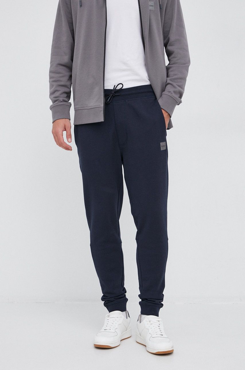 Boss Pantaloni Casual bărbați, culoarea albastru marin, cu imprimeu 2023 ❤️ Pret Super answear imagine noua 2022