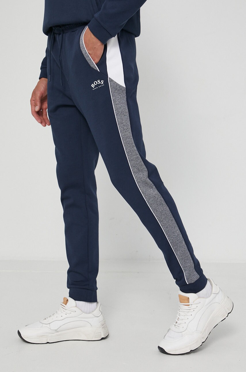 Boss pantaloni bărbați, culoarea albastru marin, cu imprimeu